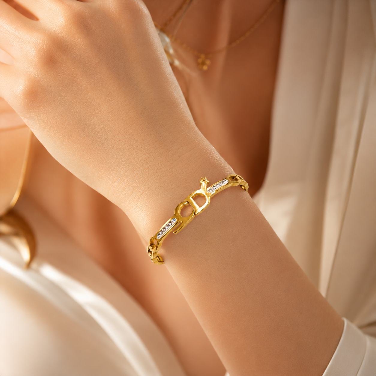 LOREVIA - Crown Clasp Bracelet