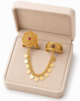 خاتم سلسلة مزدوج بتصميم فيليجري ذهبي وأحجار حمراء وخضراء | Gold filigree chain ring